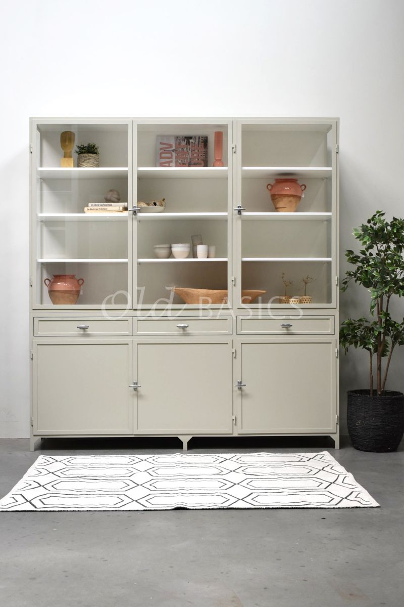 Detail van Apothekerskast Ferro, 3 deuren, RAL7032, grijs, groen, materiaal staal
